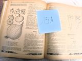 un livre ouvert sur lequel se trouve une feuille de papier