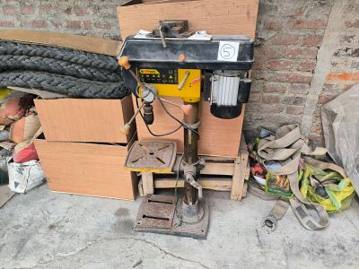 une machine posée à côté d'une pile de cartons