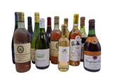 de nombreuses bouteilles de vin alignées les unes à côté des autres