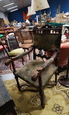Fauteuil de style Henri II garni de tapisserie d'Aubusson.