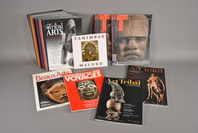 plusieurs livres sont empilés sur une table