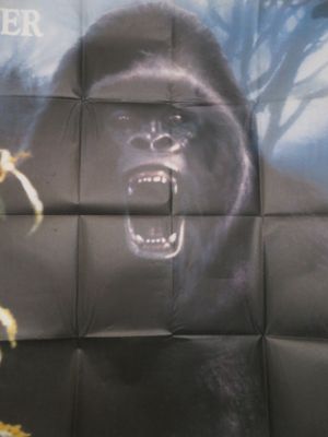 une grande affiche représentant un gorille et une araignée accrochée au mur