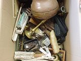 une boîte en carton remplie d'objets hétéroclites