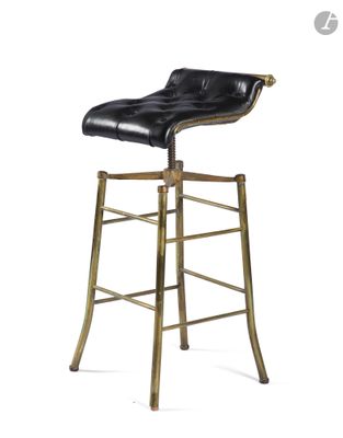 un tabouret de bar noir et doré avec une assise en cuir noir