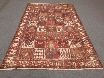 un vieux tapis aux couleurs et motifs variés