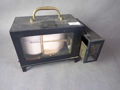 un petit micro-ondes noir avec une porte en verre et une poignée en métal
