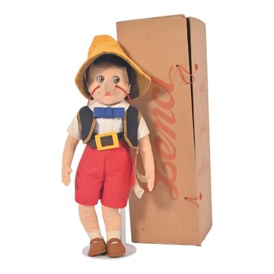 une poupée qui se tient à côté d'un carton
