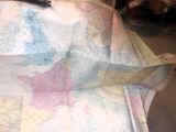 une paire de ciseaux posée sur une carte