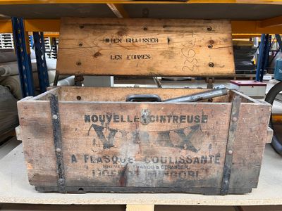 une caisse en bois sur laquelle est posée une étiquette, posée sur une palette