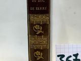 un livre posé sur une table à côté d'une feuille de papier