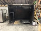 une photo d'un garage avec une grande boîte noire