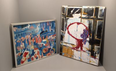 deux tableaux exposés sur une étagère dans une pièce