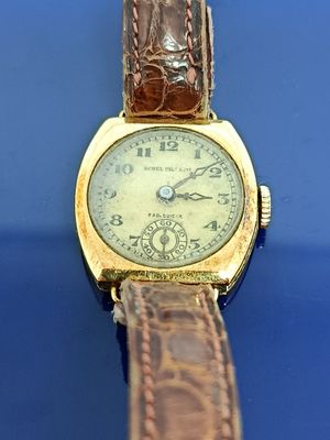 une montre posée sur une surface bleue