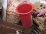 un seau rouge posé sur une pile de cartons