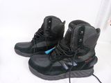 une paire de chaussures posées sur une surface blanche