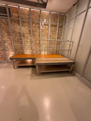 2 Tables basses de présentation en chêne cérusé sur 4 pieds …