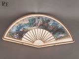 un ventilateur avec un tableau accroché au mur
