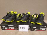 Trois paires de chaussures sont exposées dans une boîte