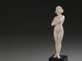 une image représentant une statue de femme debout sur un socle noir