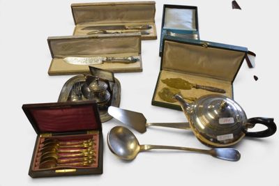 de nombreux types d'argenterie et de cuillères sur la table