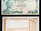 quatre billets différents, de couleurs et de formes variées, sur fond noir
