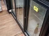 une photo d'un réfrigérateur à porte vitrée dans une cuisine