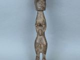 statue en bois d'une femme tenant un bébé dans ses bras
