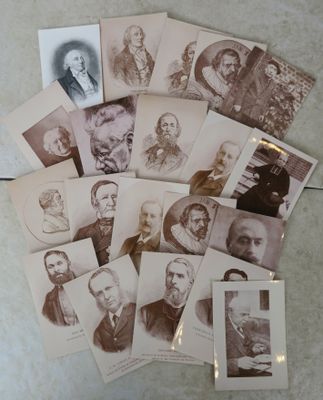 Plusieurs vieilles photos d'hommes et de femmes sont disposées sur une table