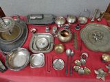 une table recouverte d'une nappe rouge et garnie d'argenterie