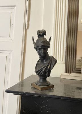 une statue représentant une femme coiffée d'une couronne, posée sur une table