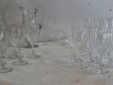 un grand nombre de verres à vin vides posés sur une table