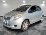 une photo d'une toyota yaris argentée garée sur un sol en damier
