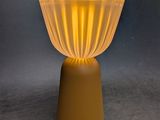 un gros plan d'une lampe posée sur une table