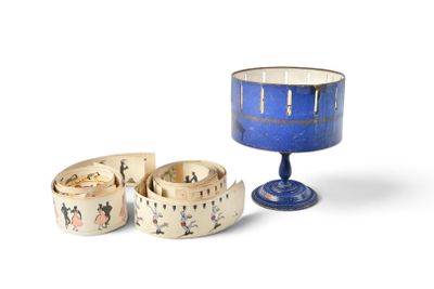 trois bols et une tasse posés sur une table