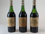 trois bouteilles de vin posées l'une à côté de l'autre sur une table