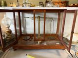 une vitrine contenant une balance et un mètre ruban