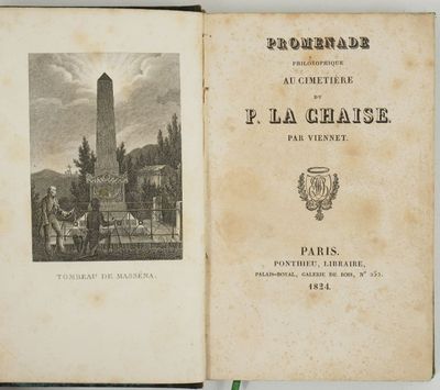un livre ouvert avec, en arrière-plan, l'image d'une tour