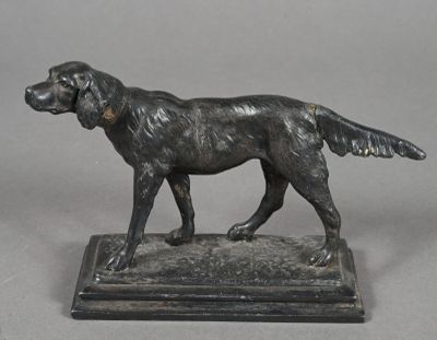 statue en bronze représentant un chien, posée sur un socle en marbre, sur fond gris