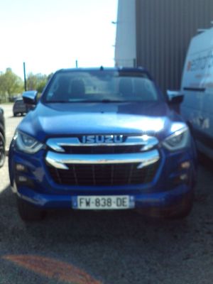 un camion bleu garé à côté d'une camionnette blanche