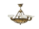 lustre ancien en laiton avec des abat-jours en verre dépoli