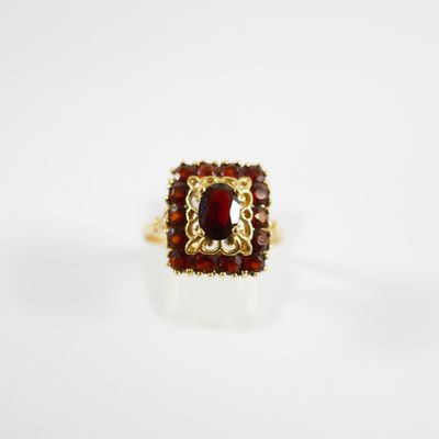 Gros plan sur une bague contenant une pierre rouge