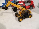 un tracteur jouet et un tracteur chargeur sur une table