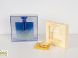 l'image d'un flacon de parfum posé à côté d'une boîte