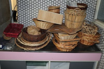 Un lot d'accessoires de rangement en osiers *** Sur la régio…