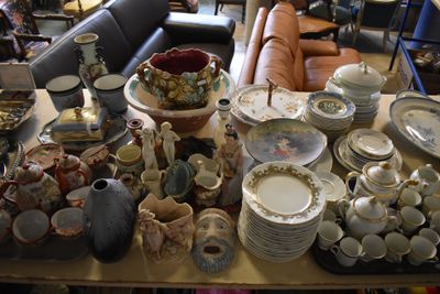 beaucoup de poteries sur la table dans la pièce