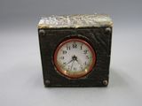 une petite horloge posée sur une table