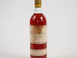 une bouteille de vin posée sur une surface blanche