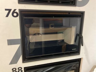 un micro-ondes encastré dans un mur
