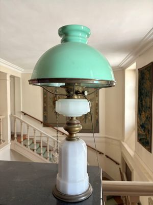 une lampe posée sur une table dans une pièce