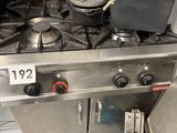 une cuisinière sur laquelle est posée une poêle